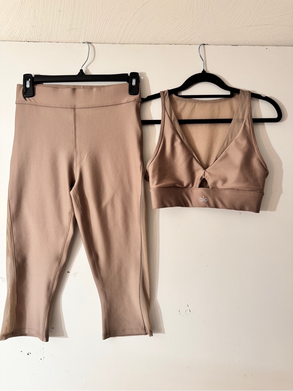 ALO Yoga, New Never Worn  Beige High-Waist Cropped Leggings & V-Neck Sports Bra